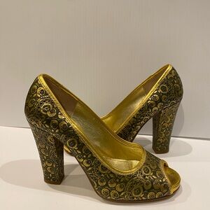 Cynthia Vincent Gold leather Patterned Peep-Toe Heels